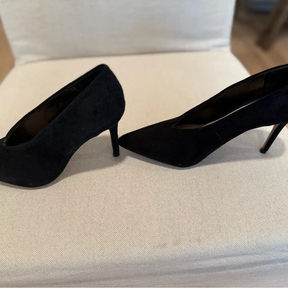 Vince Camuto Suede Pumps Black
One worn to try on. Too small for me. Pristine. - Picture 4 of 9